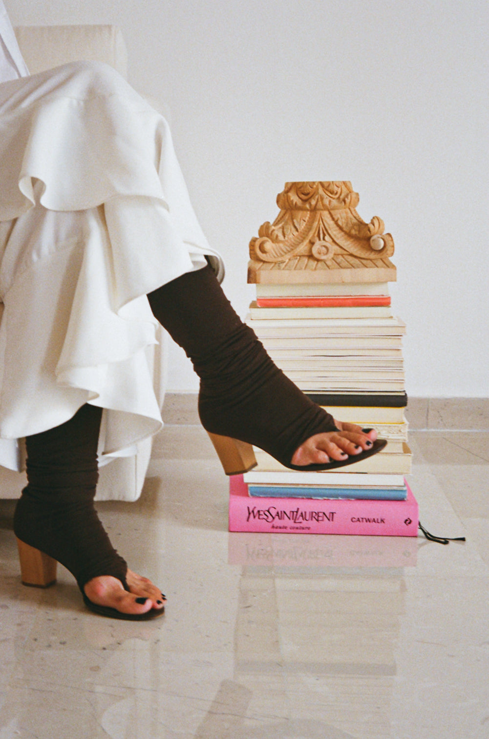 CABBAGE BOOK STAND/DECO