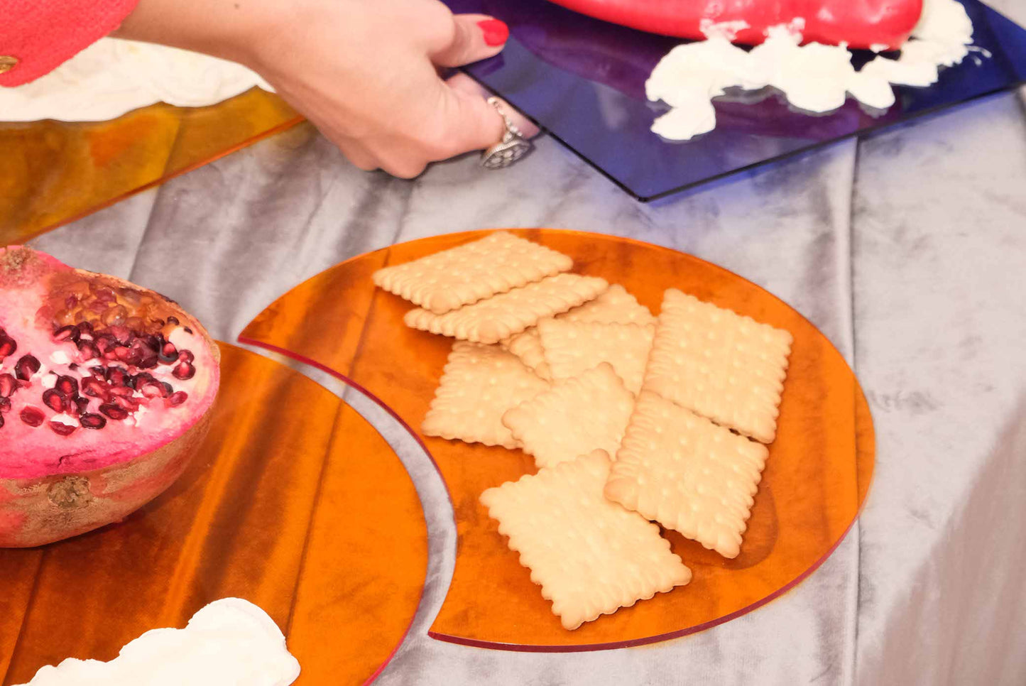 CONCENTRIC.EXCENTRIC YELLOW SERVING PLATE